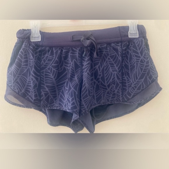 LULULEMON OLD SCHOOL ORIGINAL! Hotty hot shorts EUC blue print lined 6 rare htf - Picture 2 of 2